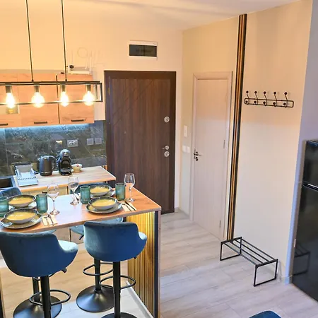 Two Modern In One Building By Si 班斯科