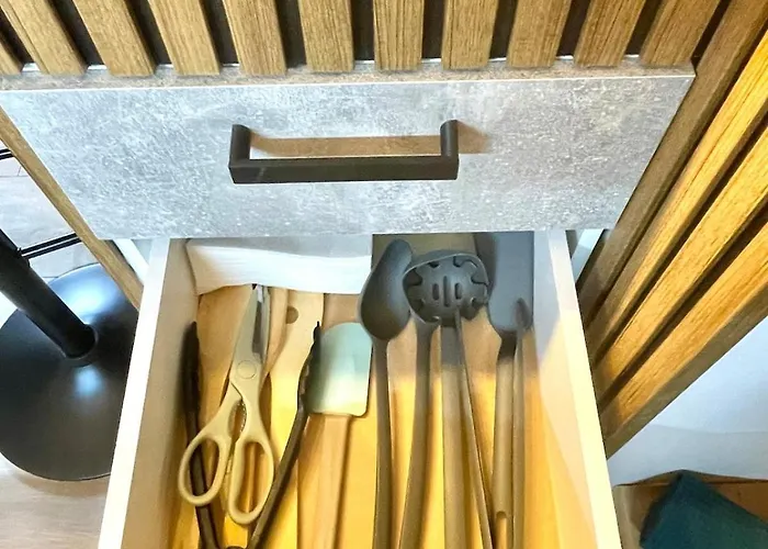 Two Modern In One Building By Si 班斯科