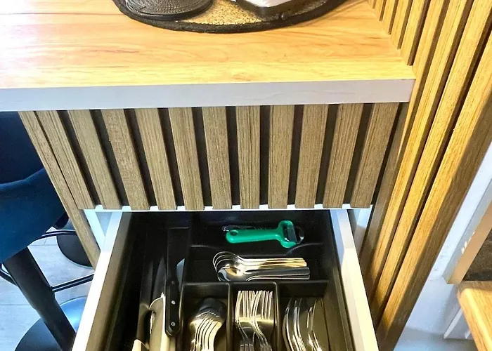 Two Modern In One Building By Si 班斯科