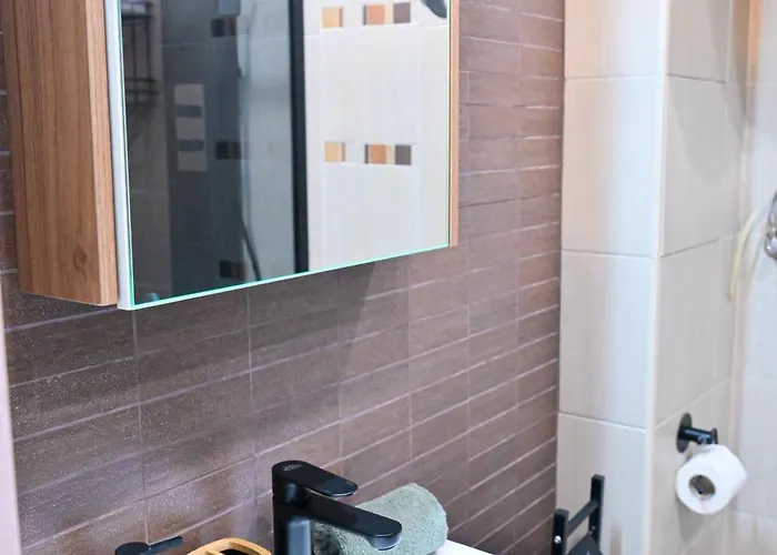 Two Modern In One Building By Si 班斯科